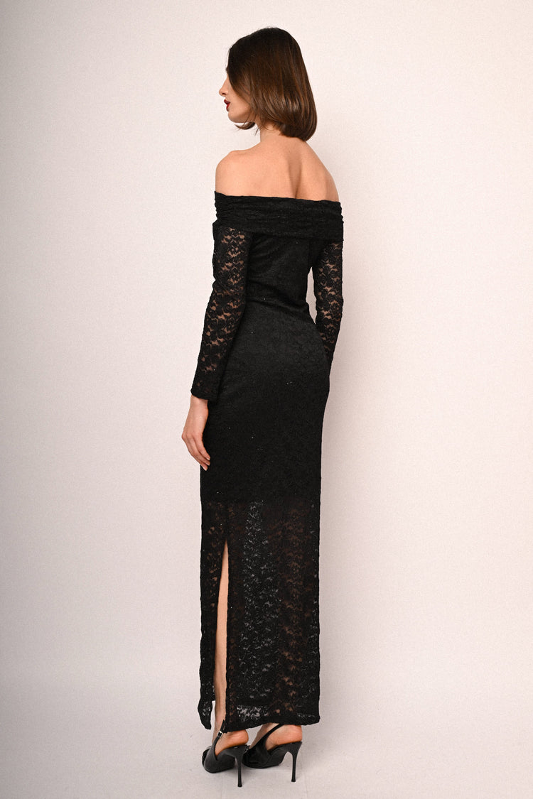Abito lungo in pizzo con strass e spalle scoperte