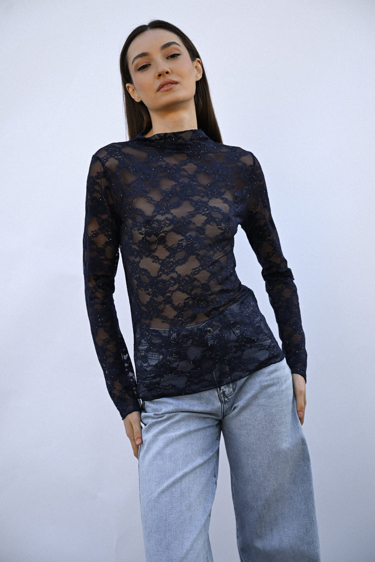 Top in pizzo con paillettes e collo a cratere