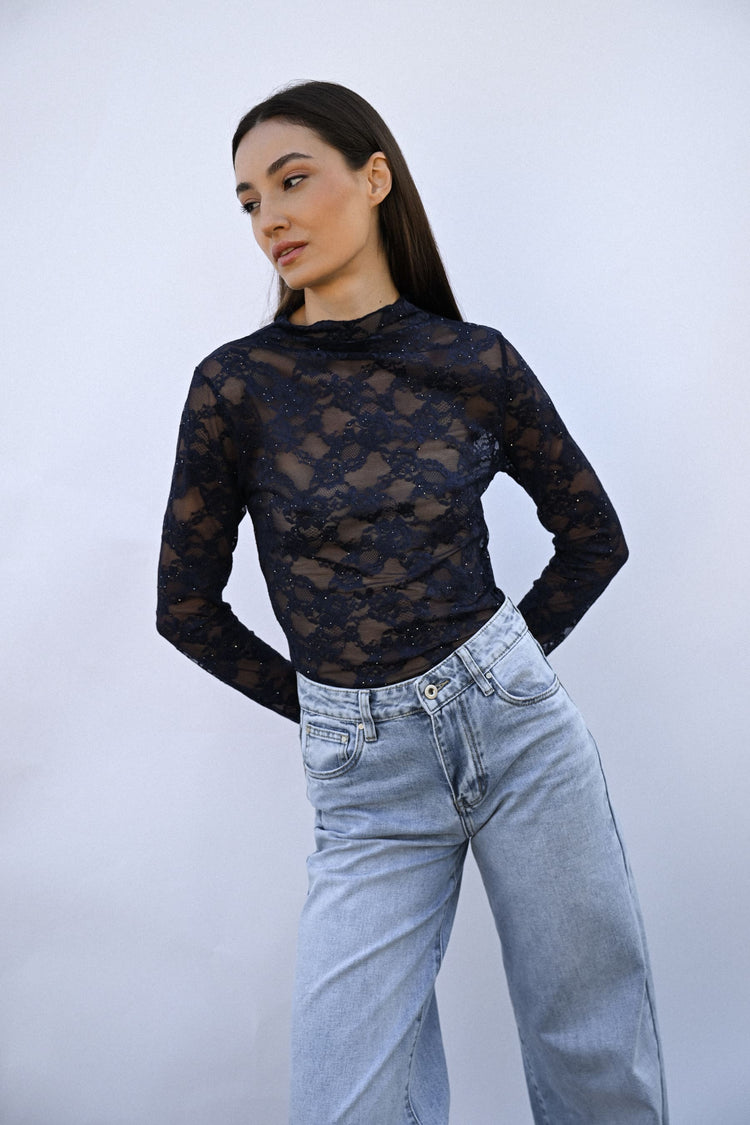 Top in pizzo con paillettes e collo a cratere