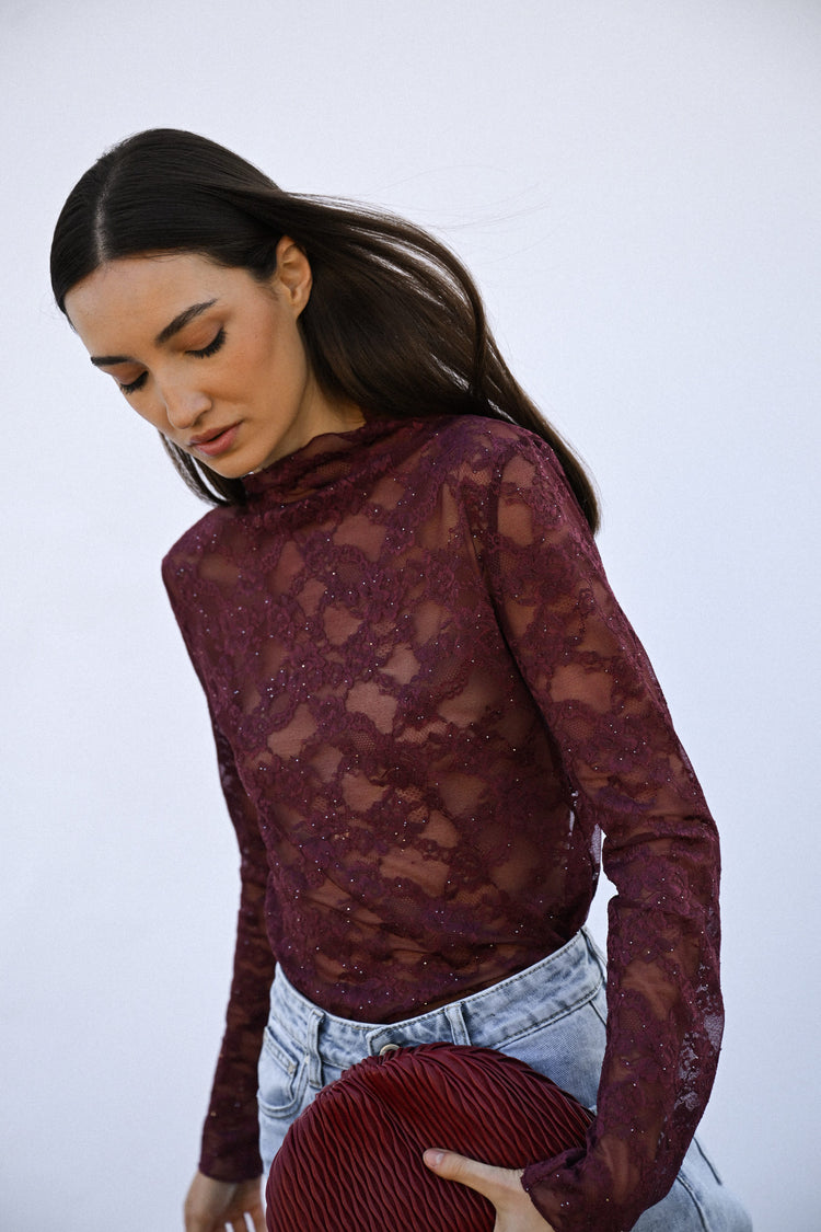 Top in pizzo con paillettes e collo a cratere