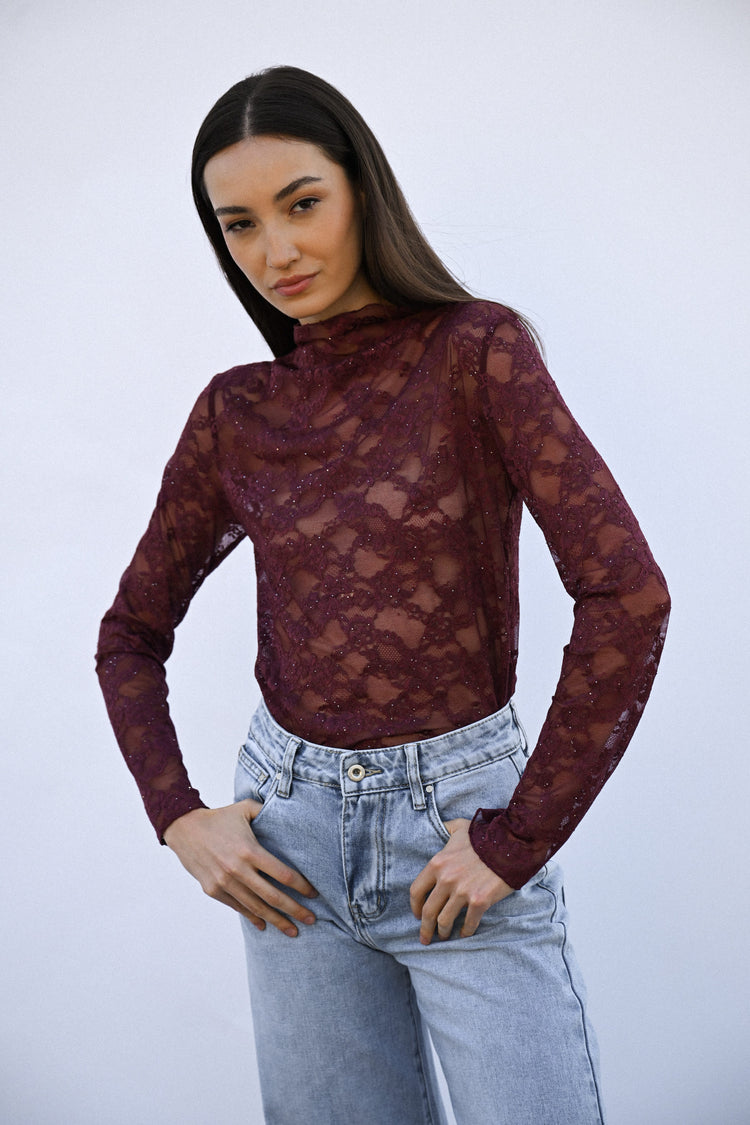 Top in pizzo con paillettes e collo a cratere