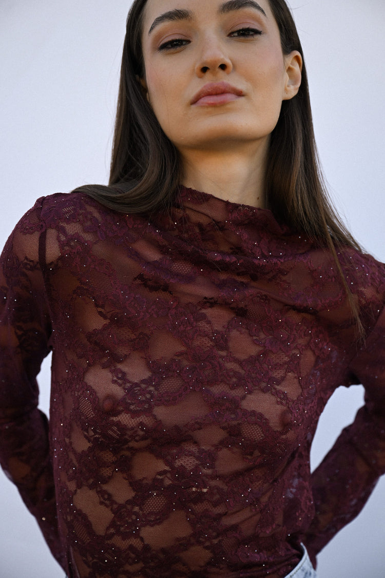 Top in pizzo con paillettes e collo a cratere