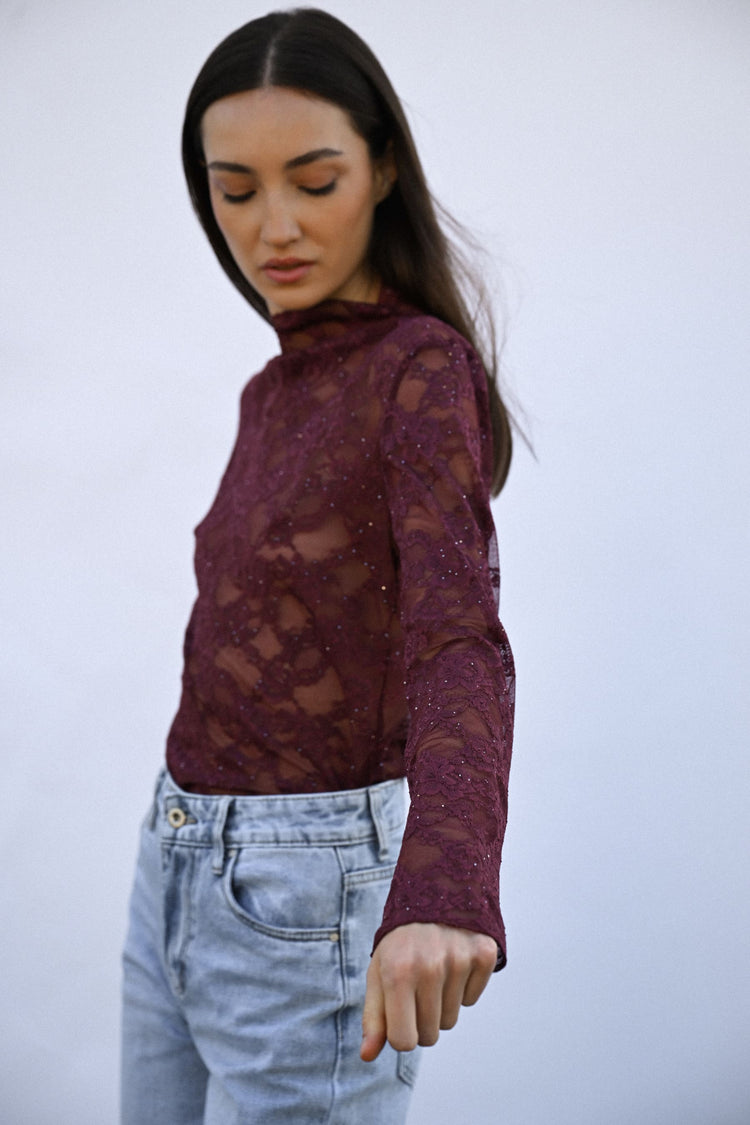 Top in pizzo con paillettes e collo a cratere