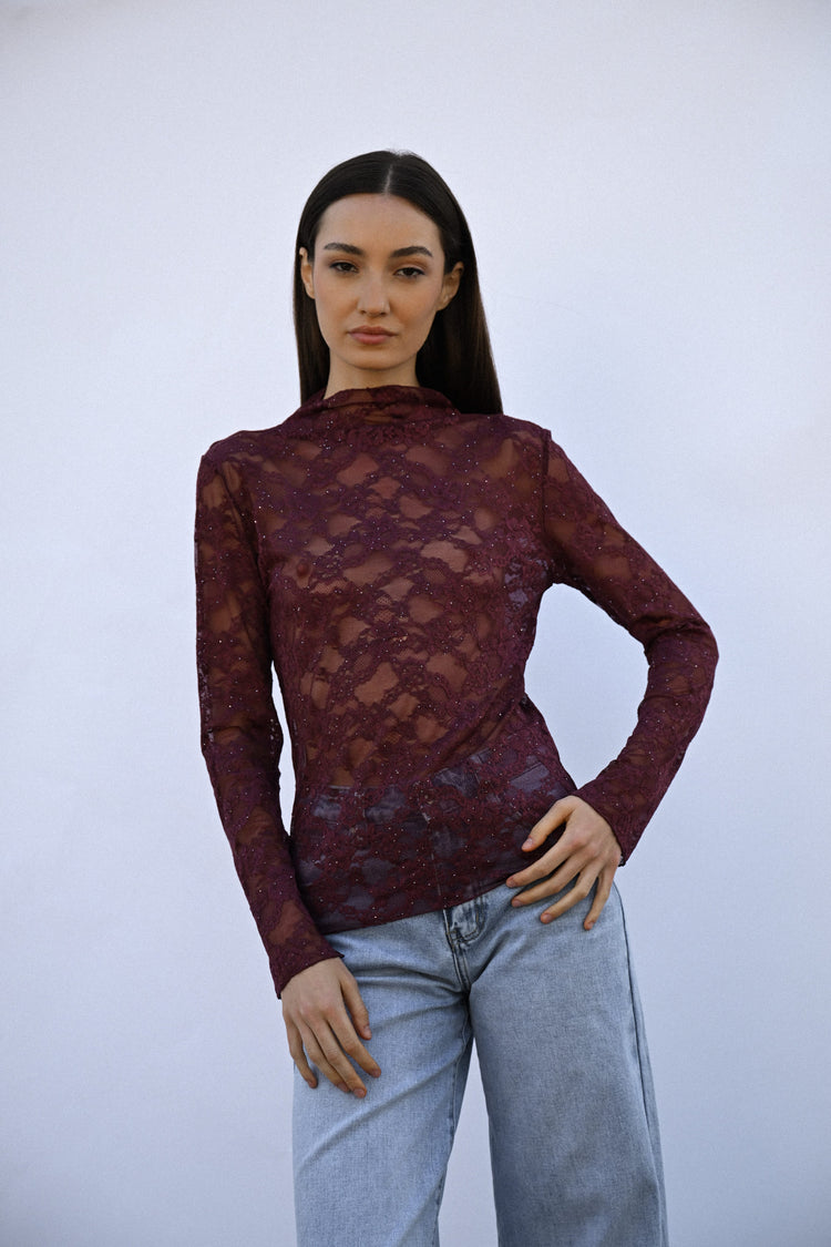 Top in pizzo con paillettes e collo a cratere