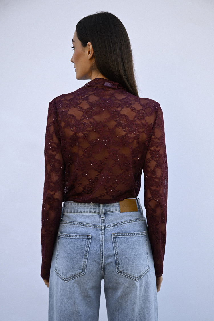 Top in pizzo con paillettes e collo a cratere