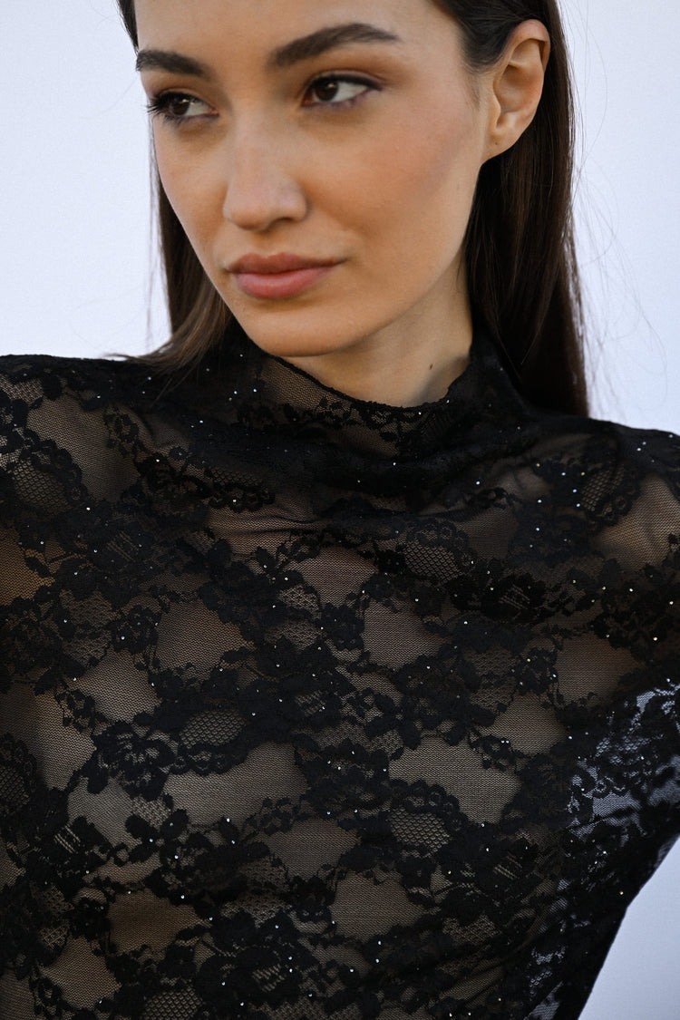 Top in pizzo con paillettes e collo a cratere