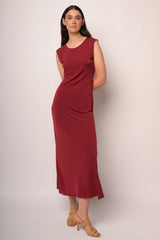 Abito lungo rosso con scollo sul retro