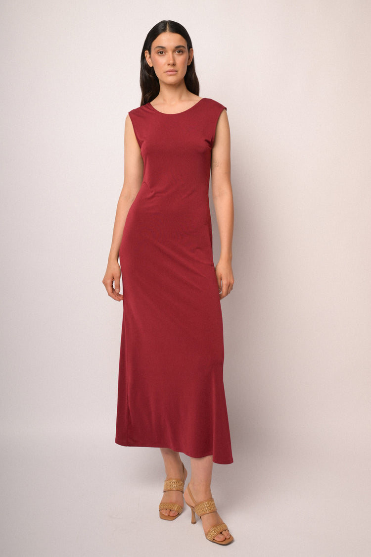 Abito lungo rosso con scollo sul retro