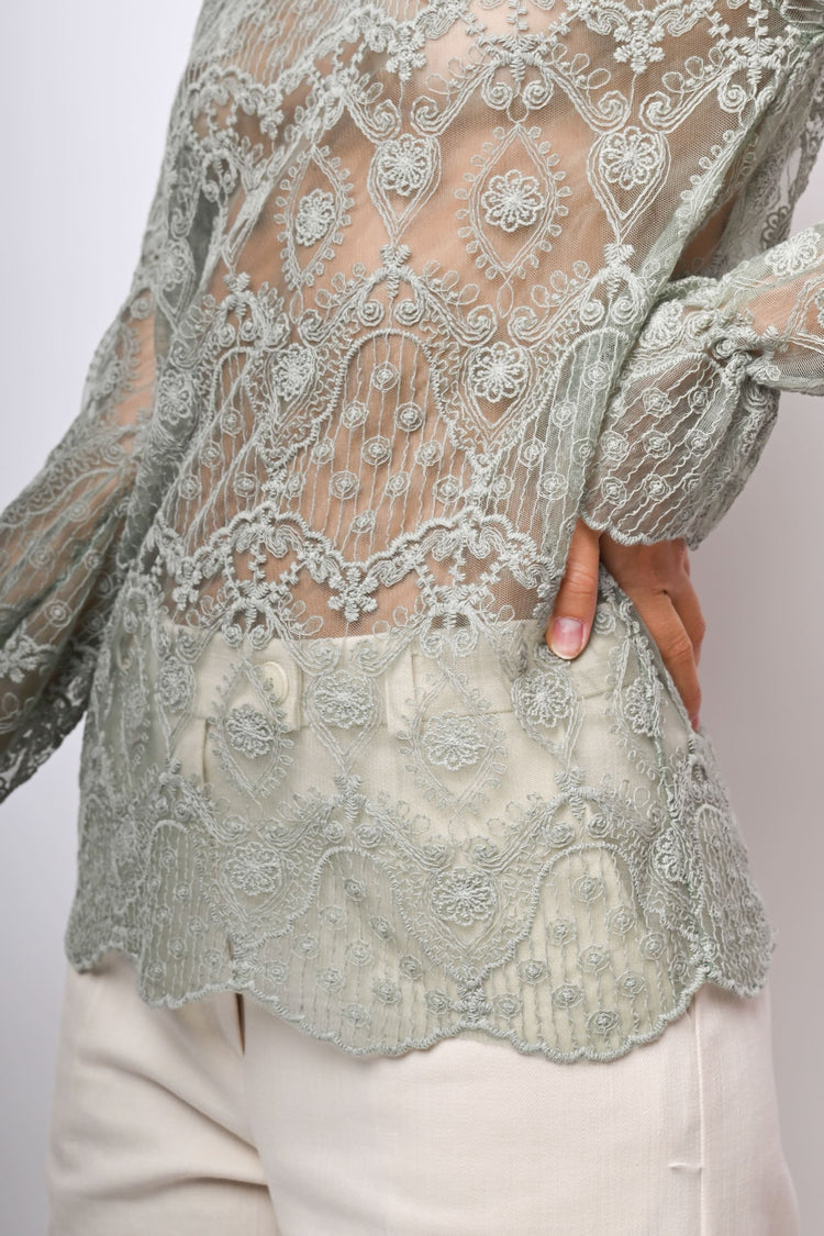 Top a maniche lunghe in pizzo