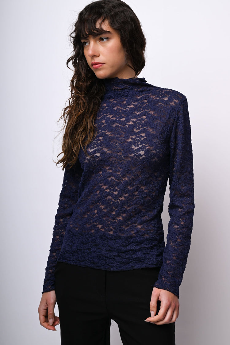 Top in pizzo con scollo a cratere