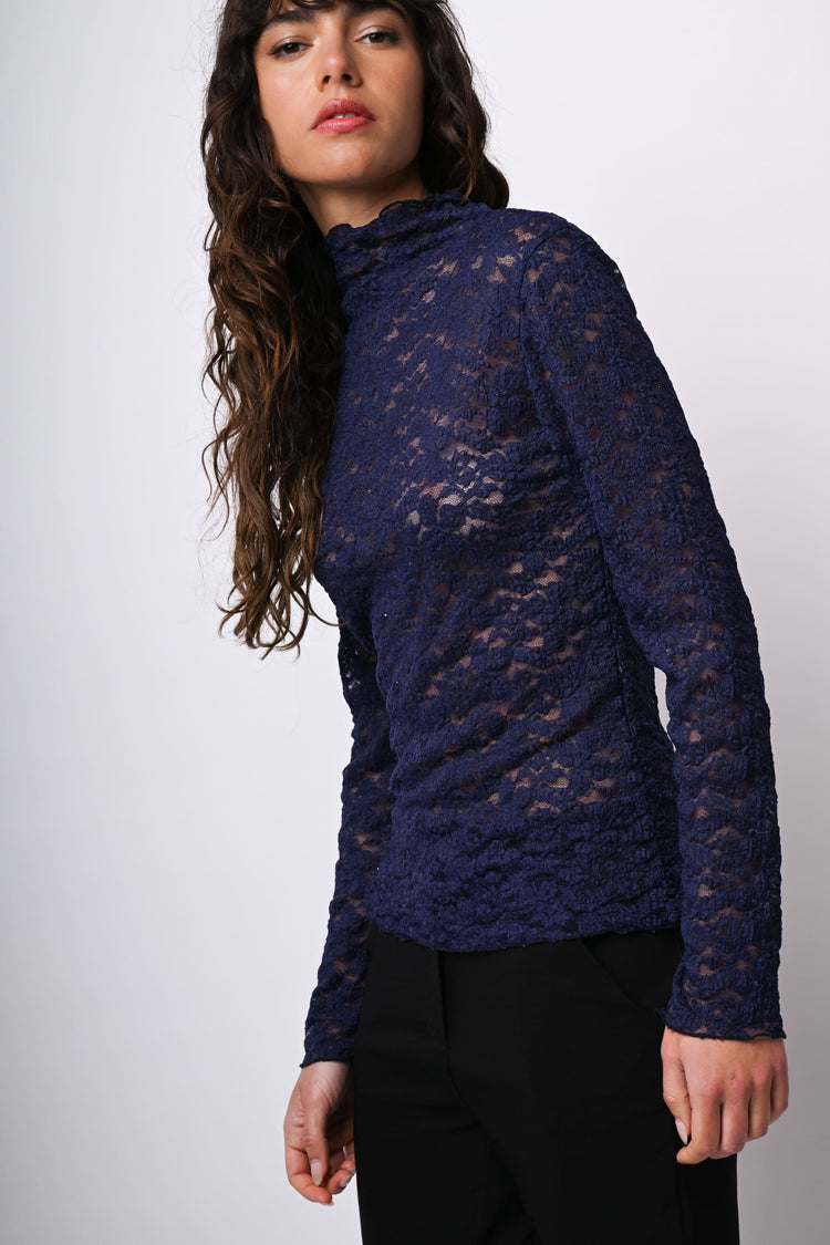 Top in pizzo con scollo a cratere