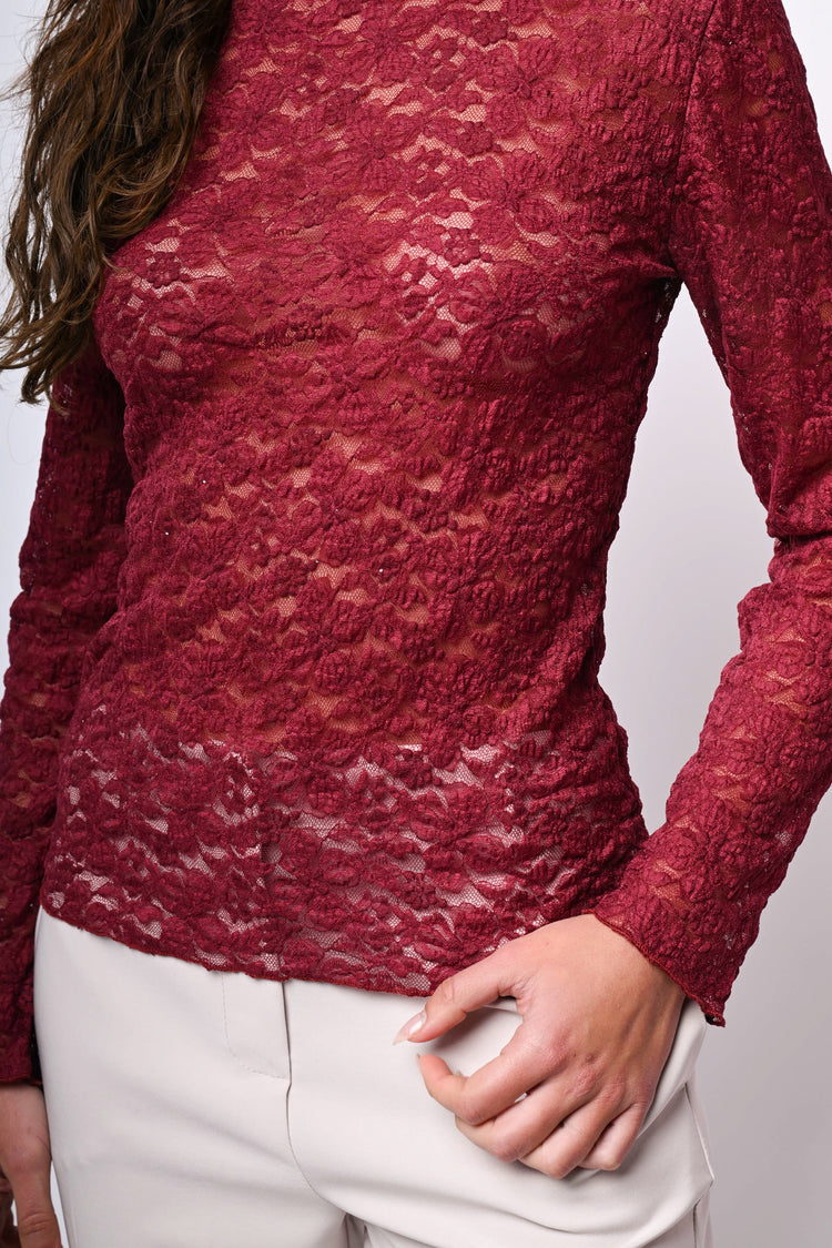 Top in pizzo con scollo a cratere