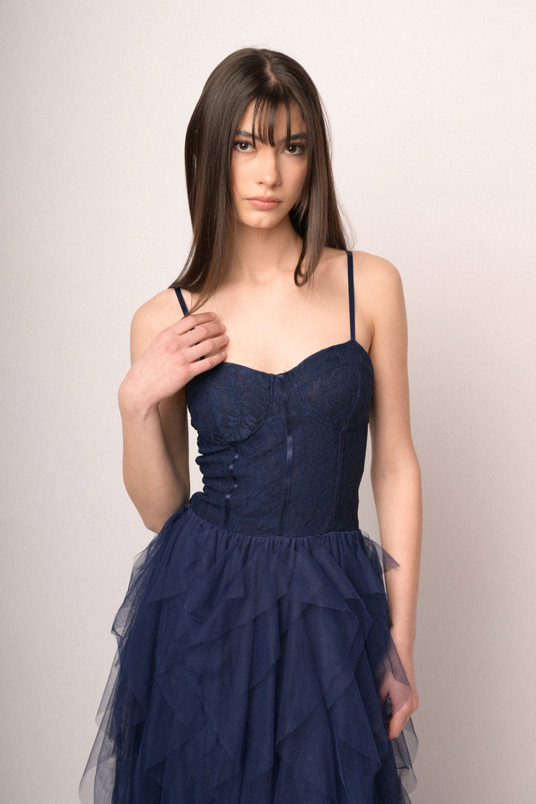 Abito lungo con top in pizzo e gonna in tulle blu