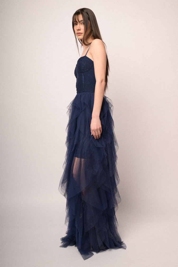 Abito lungo con top in pizzo e gonna in tulle blu