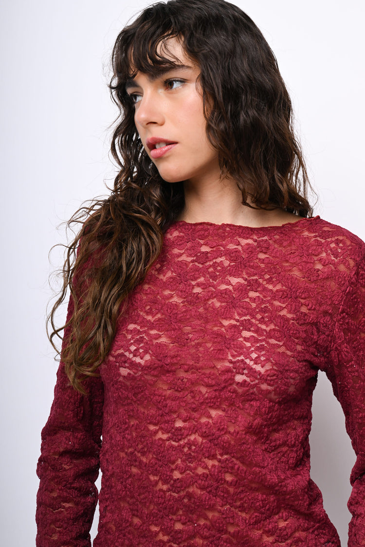 Top in pizzo con scollo a barchetta