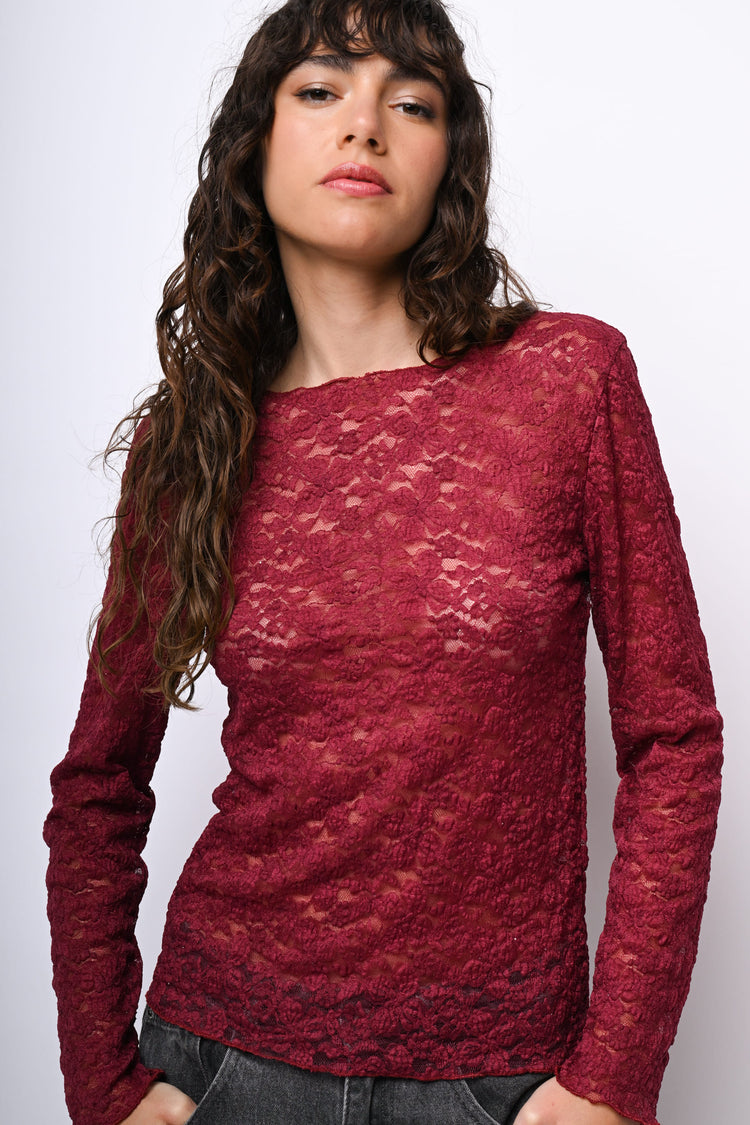 Top in pizzo con scollo a barchetta