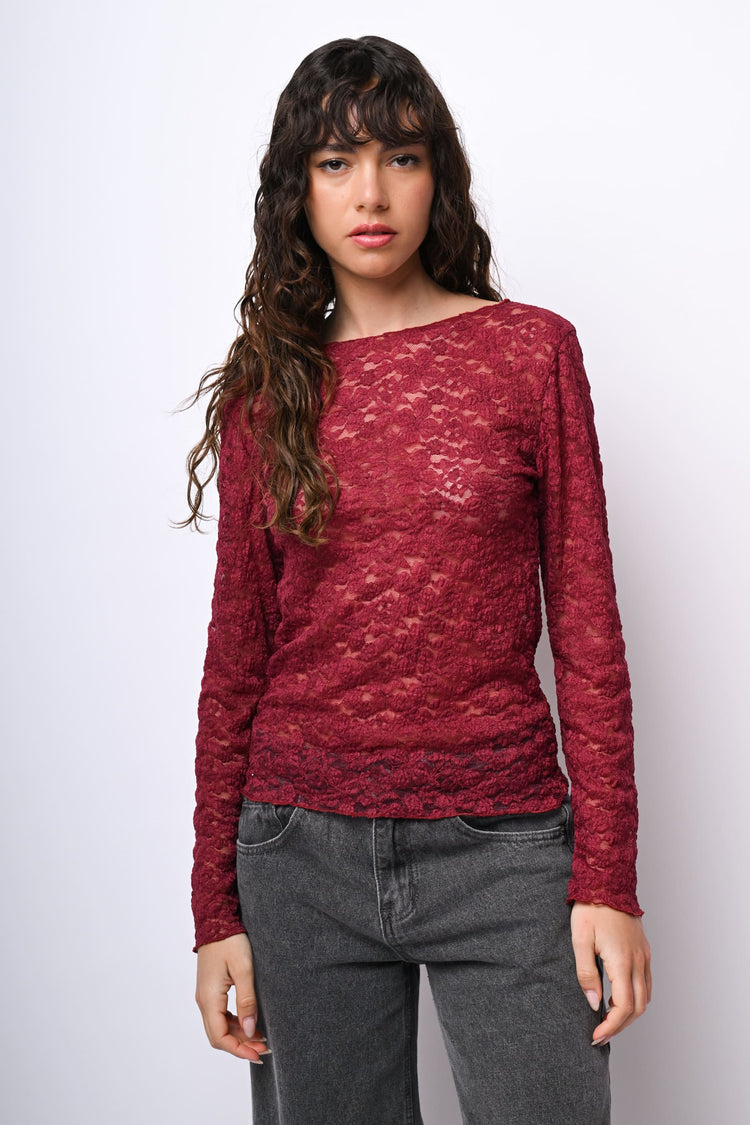 Top in pizzo con scollo a barchetta