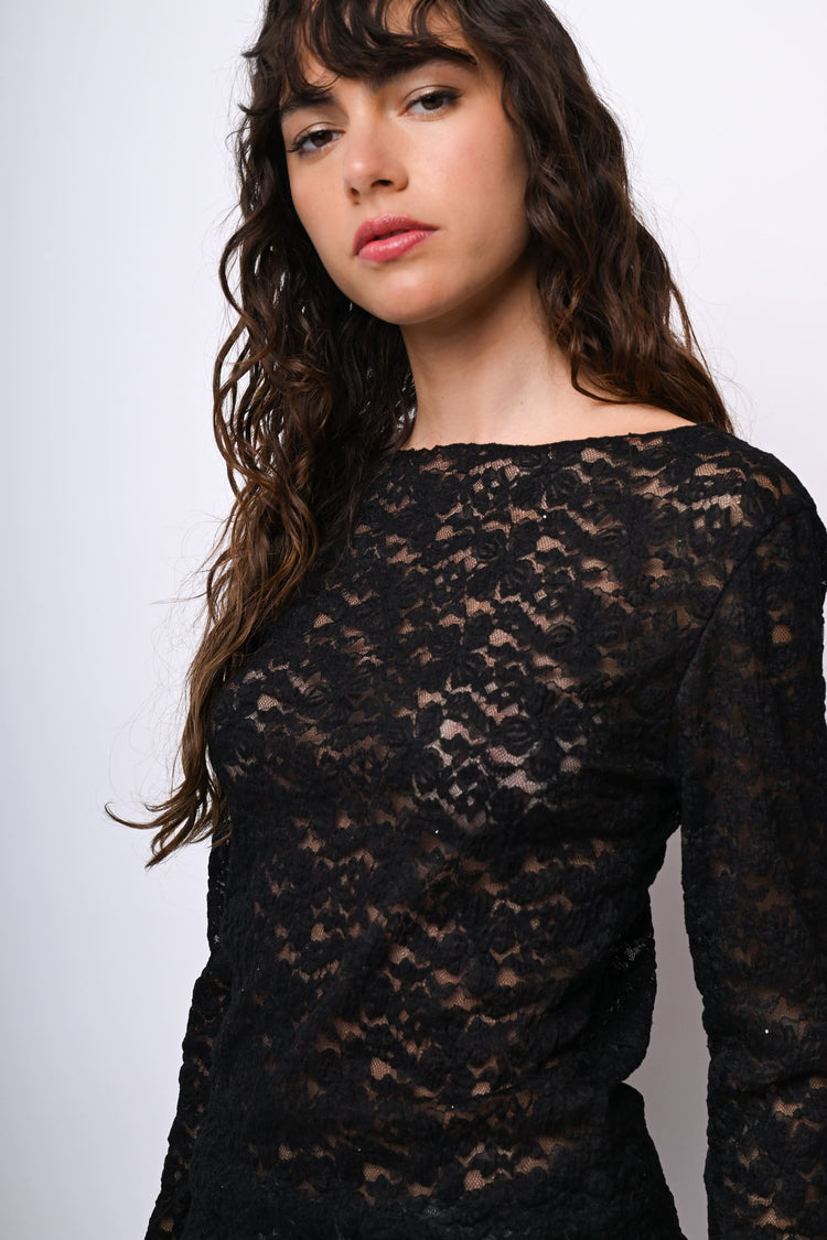 Top in pizzo con scollo a barchetta