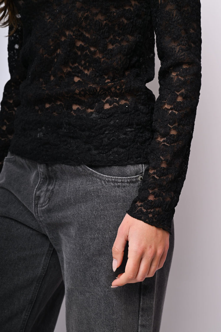 Top in pizzo con scollo a barchetta