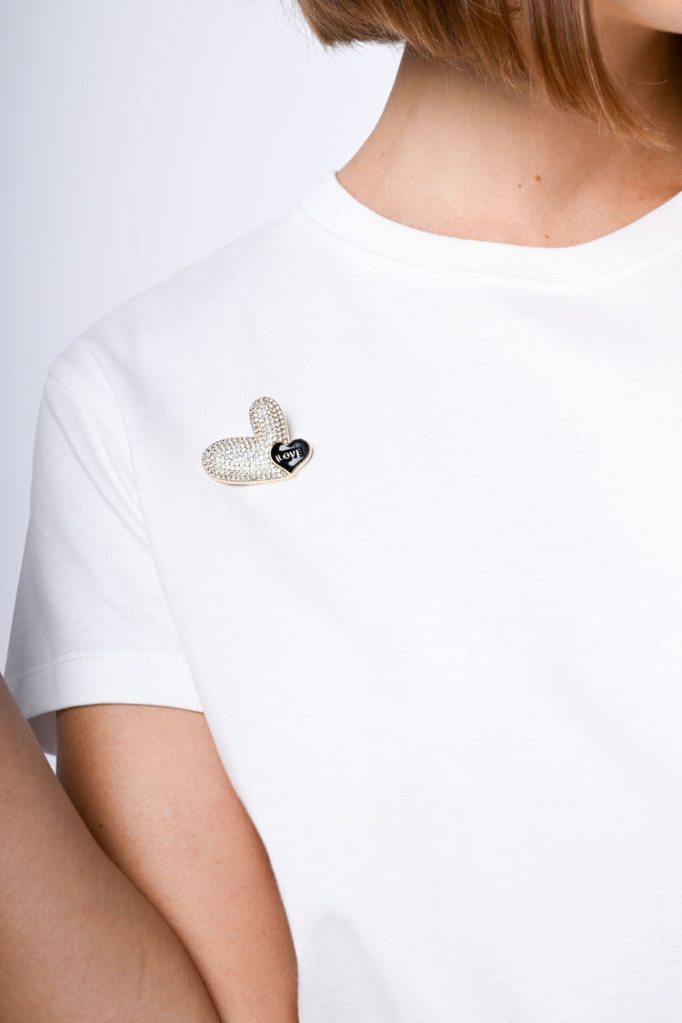 T-shirt in cotone con spilla a cuore