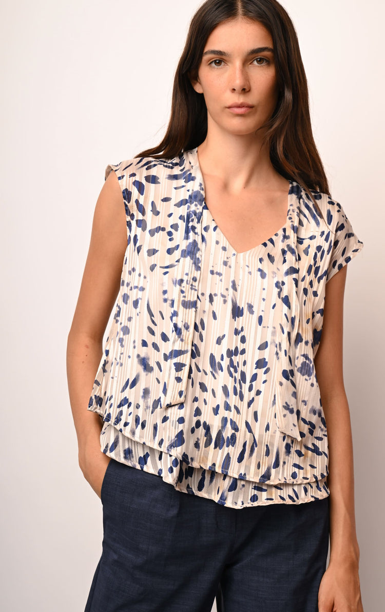 Top a stampa astratta con laccetti