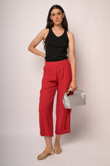 Pantaloni cropped rossi con bottoni al fondo