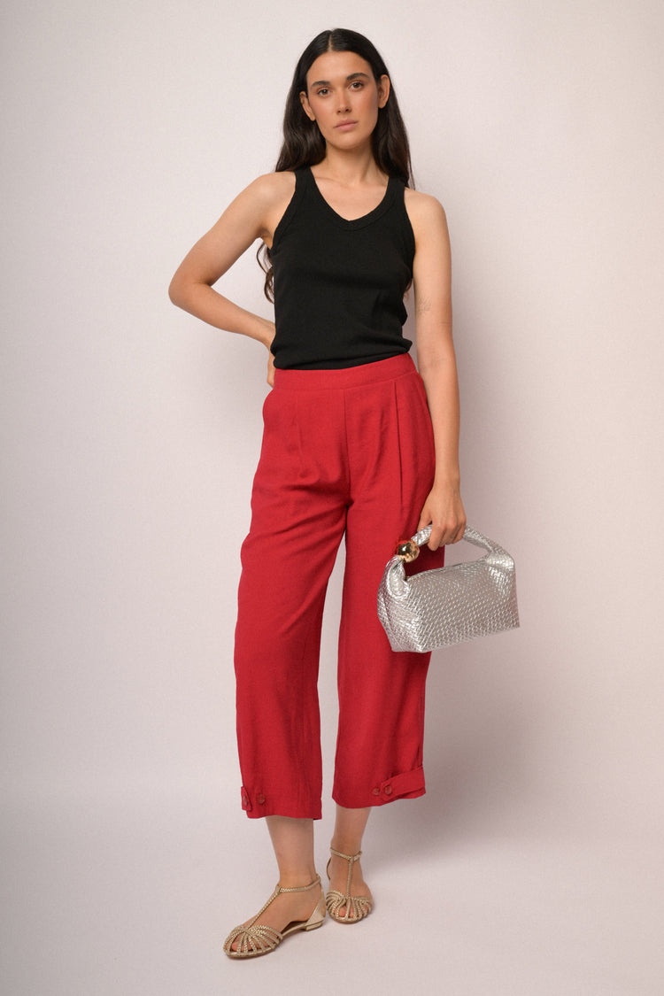 Pantaloni cropped rossi con bottoni al fondo