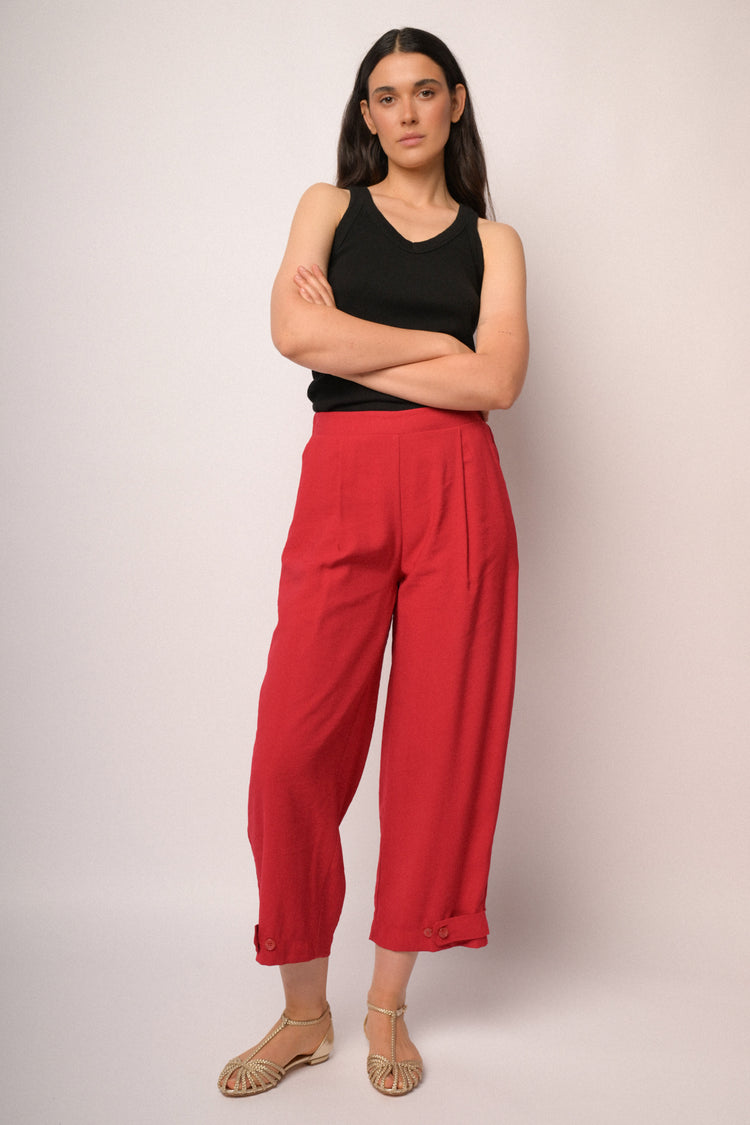 Pantaloni cropped rossi con bottoni al fondo