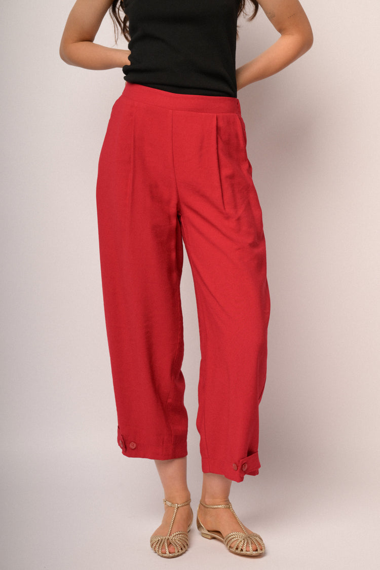 Pantaloni cropped rossi con bottoni al fondo