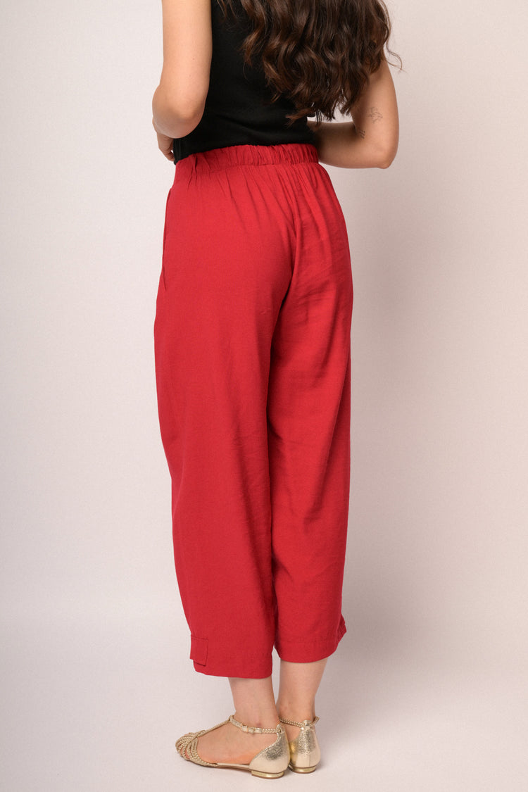 Pantaloni cropped rossi con bottoni al fondo