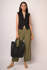 Pantaloni cropped verde militare con bottoni al fondo