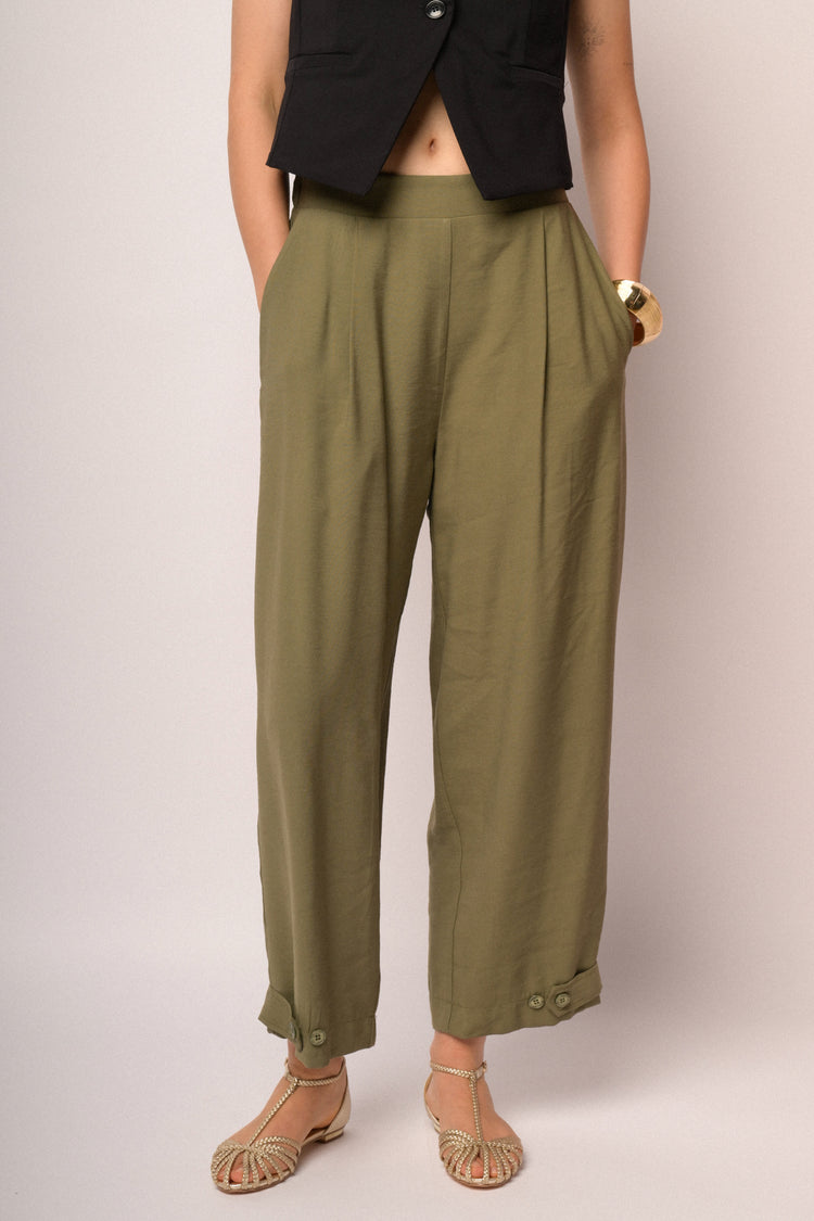 Pantaloni cropped verde militare con bottoni al fondo