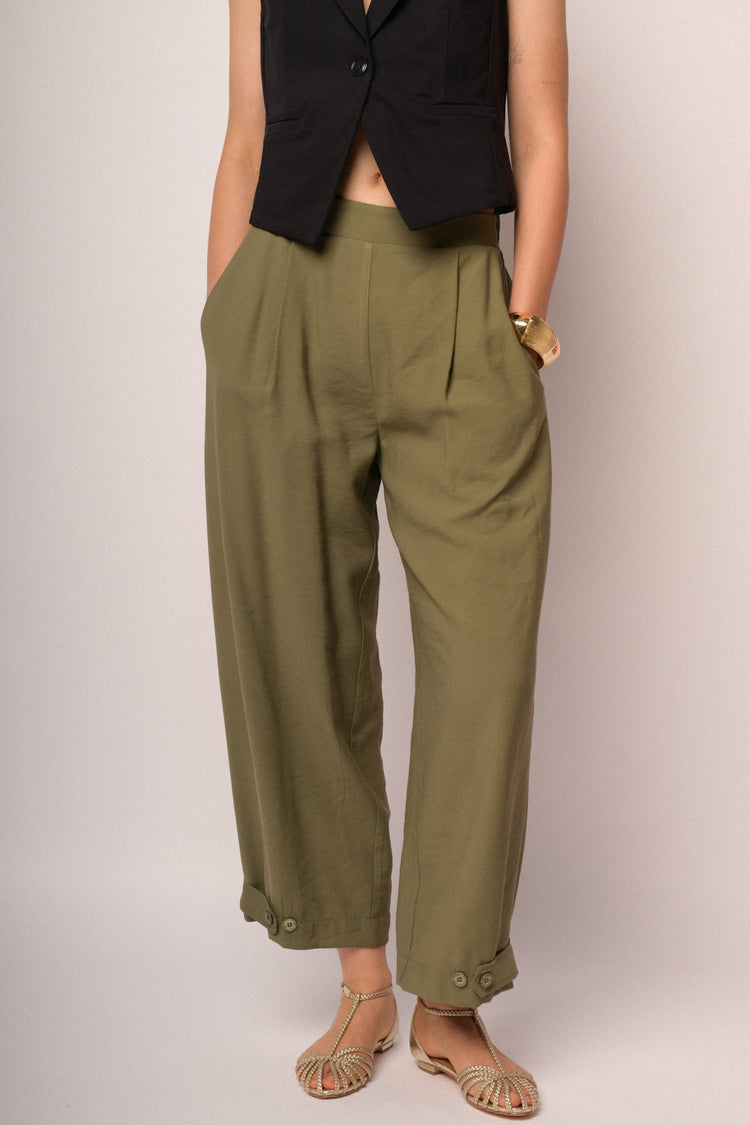 Pantaloni cropped verde militare con bottoni al fondo