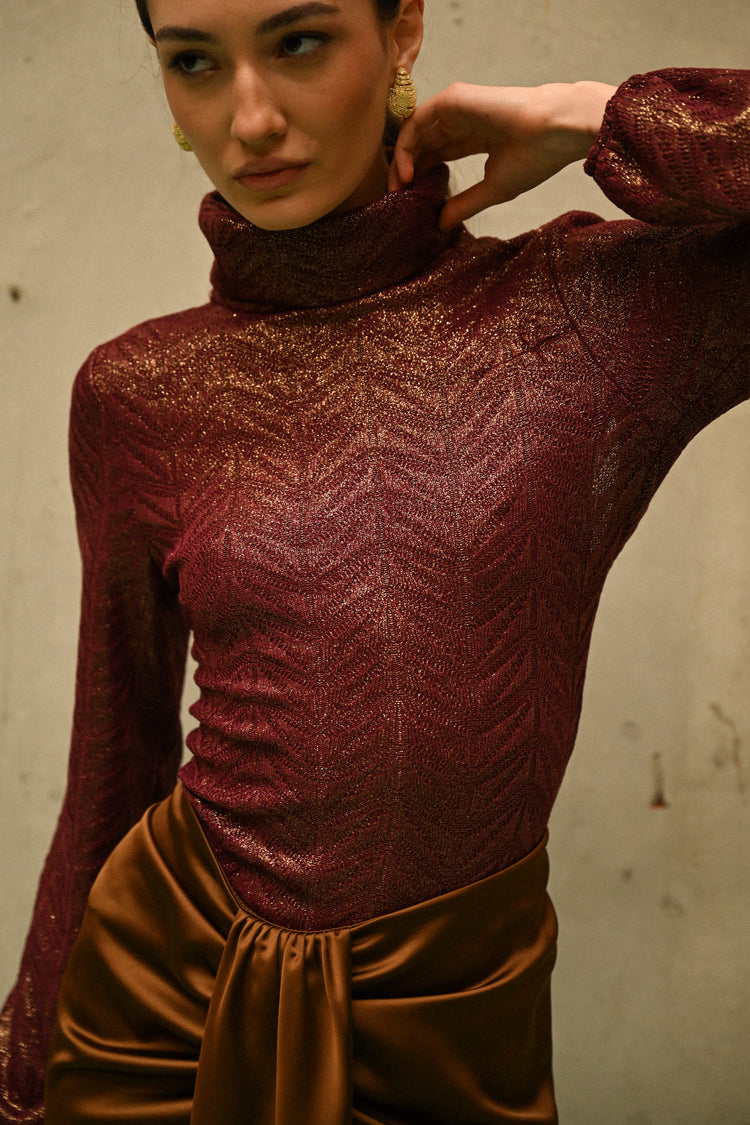 Dolcevita in maglia lamé con cut-out sul retro