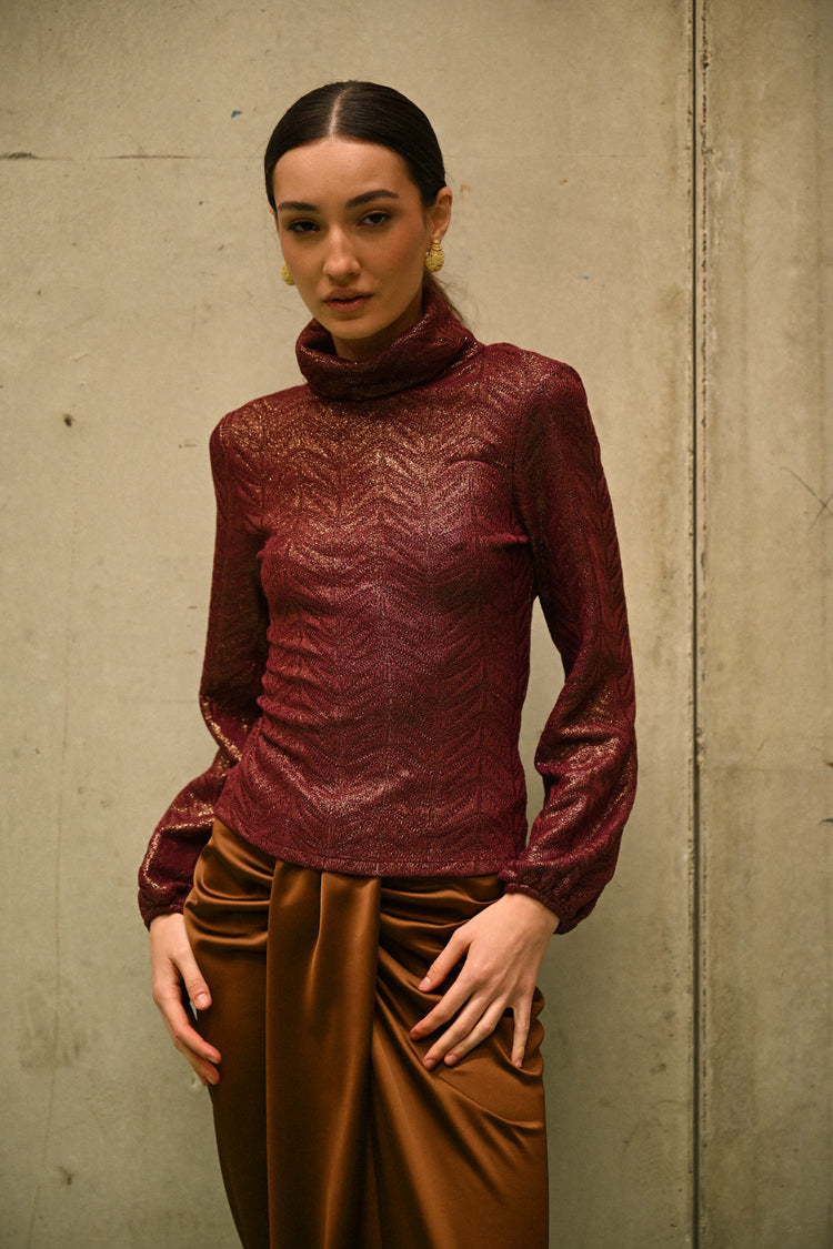 Dolcevita in maglia lamé con cut-out sul retro