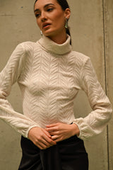 Dolcevita in maglia con cut-out sul retro