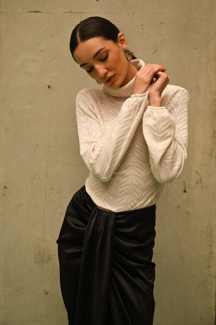 Dolcevita in maglia con cut-out sul retro