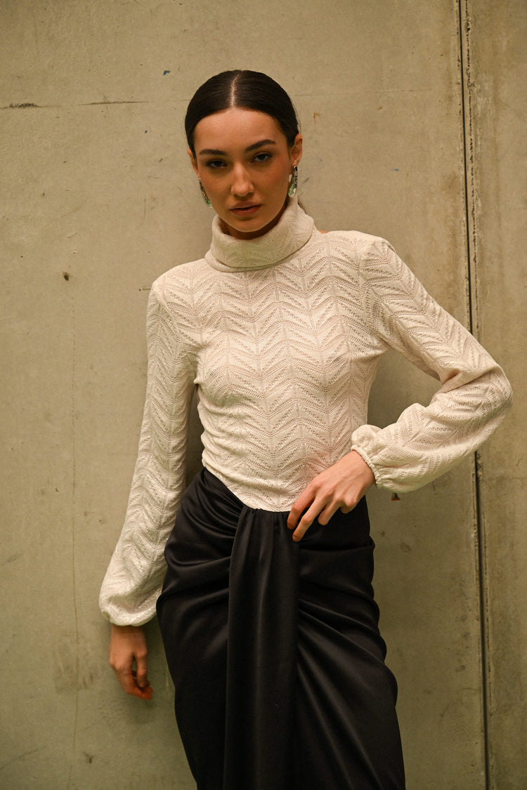 Dolcevita in maglia con cut-out sul retro