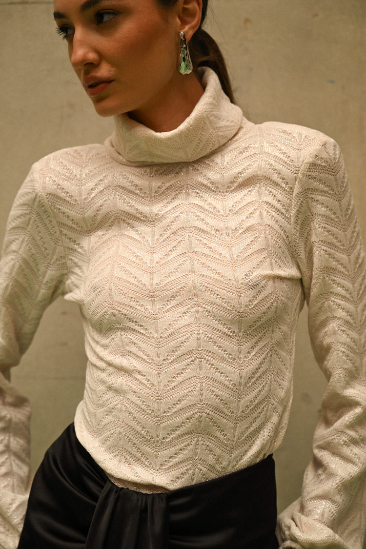 Dolcevita in maglia con cut-out sul retro