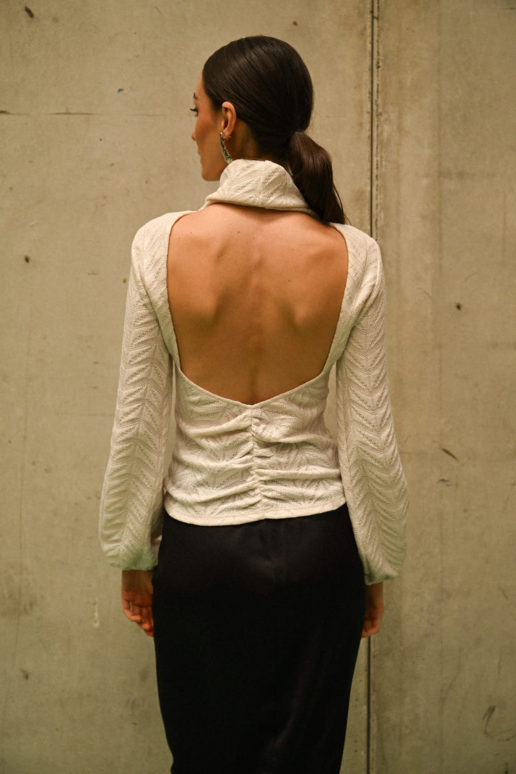 Dolcevita in maglia con cut-out sul retro