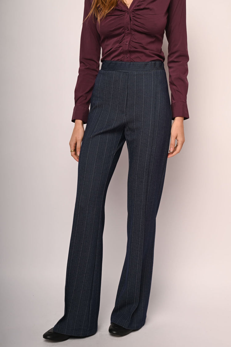 Pantaloni gessati e svasati