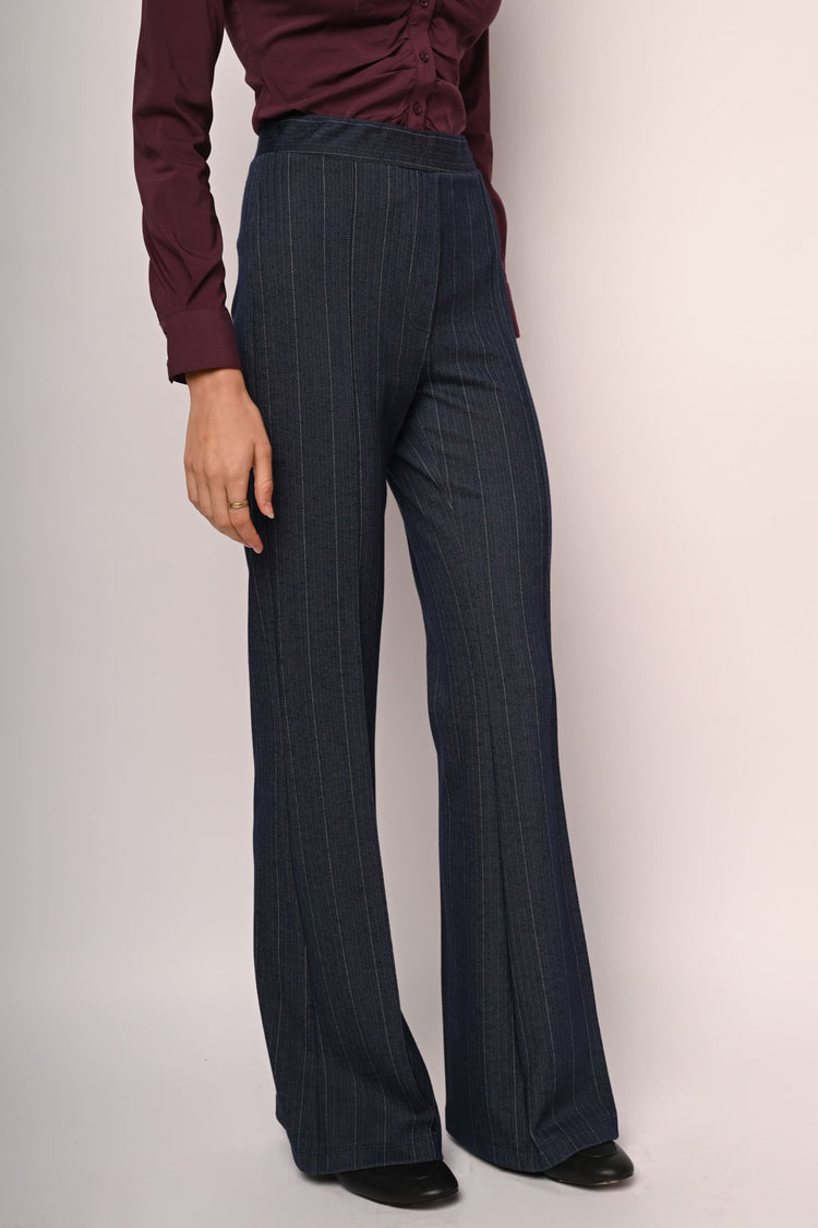Pantaloni gessati e svasati