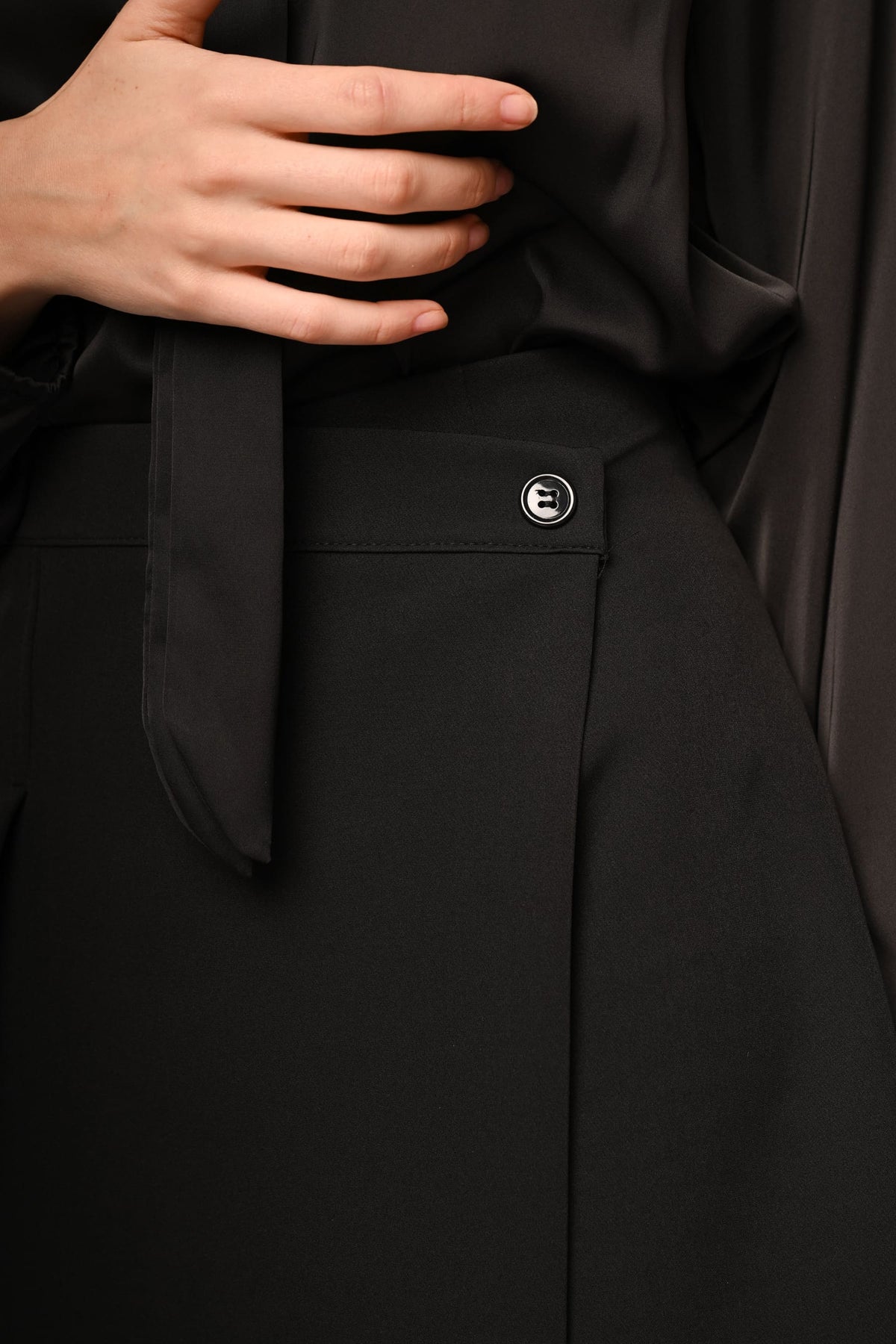 Skort con pieghe e bottone