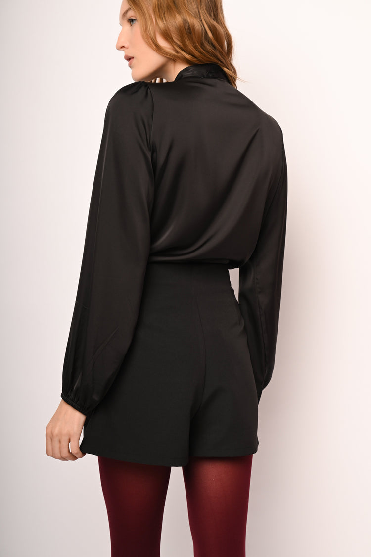 Skort con pieghe e bottone