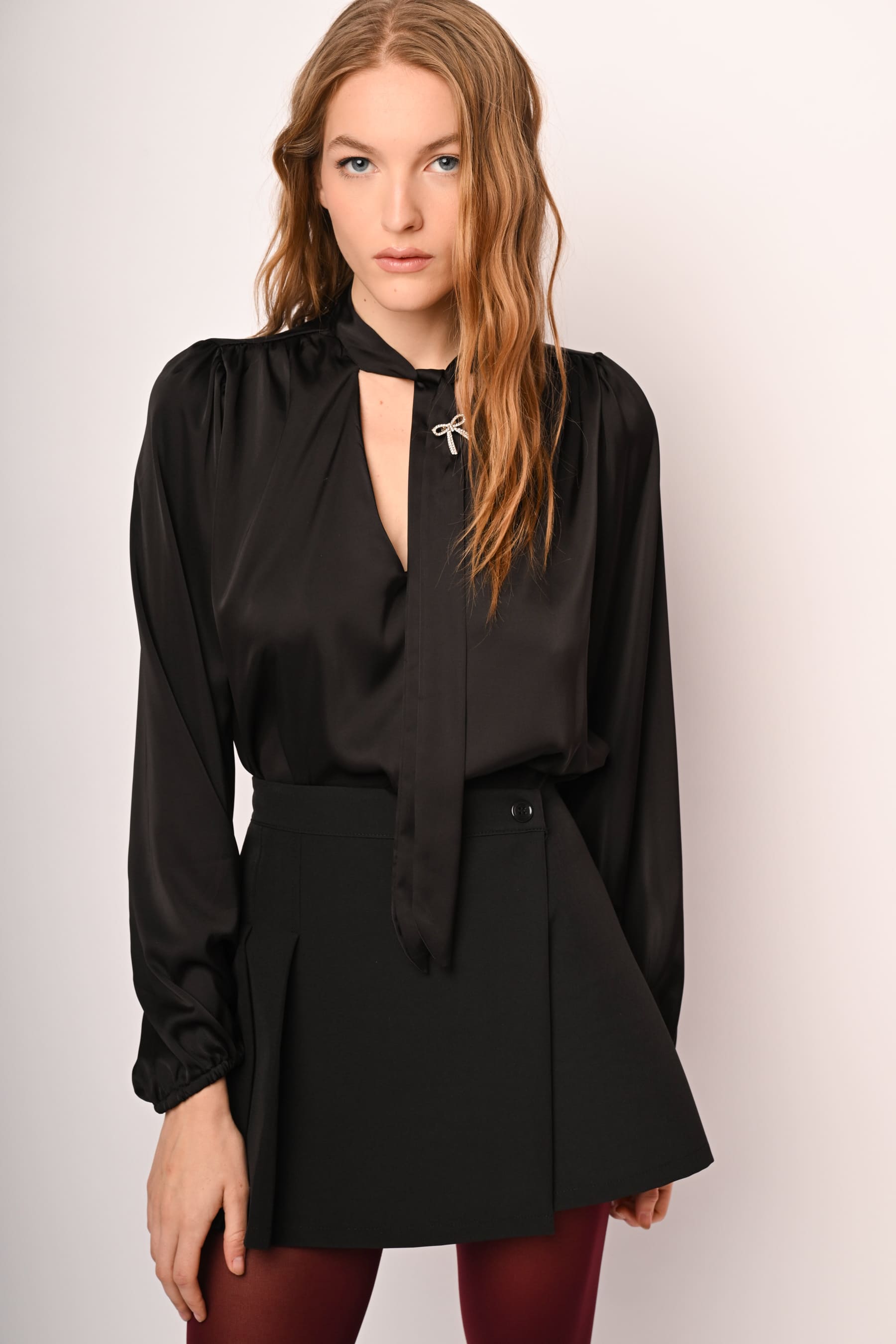 Skort con pieghe e bottone
