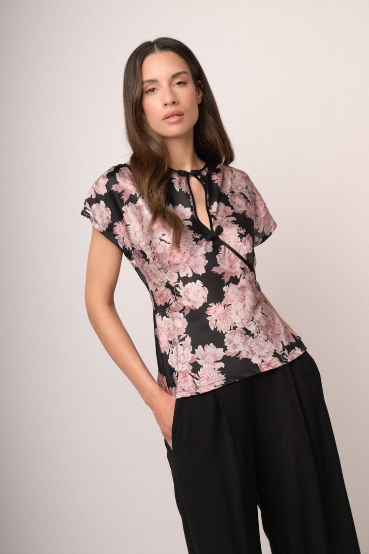 Blusa in raso a stampa floreale rosa & nero con alamari