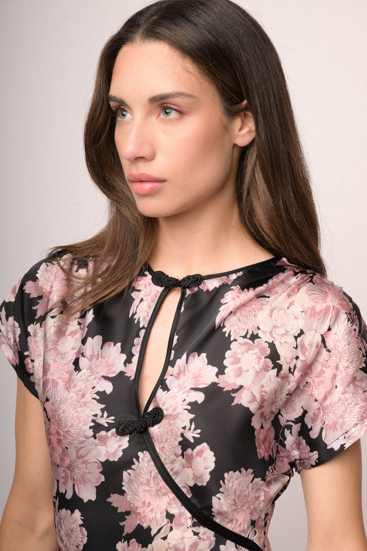 Blusa in raso a stampa floreale rosa & nero con alamari