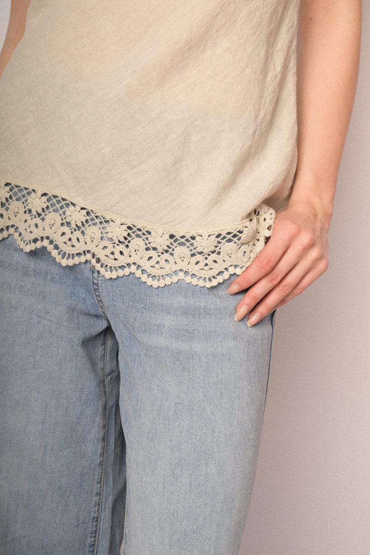 Top in lino beige con profili in pizzo