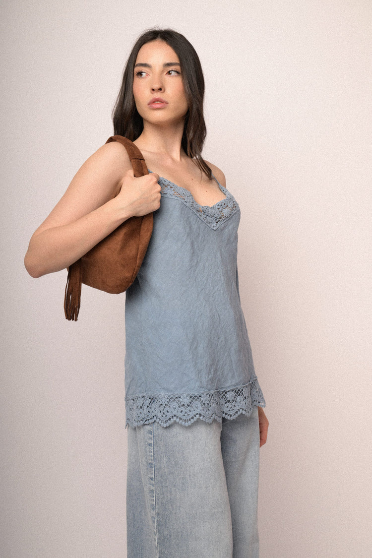 Top in lino azzurro con profili in pizzo