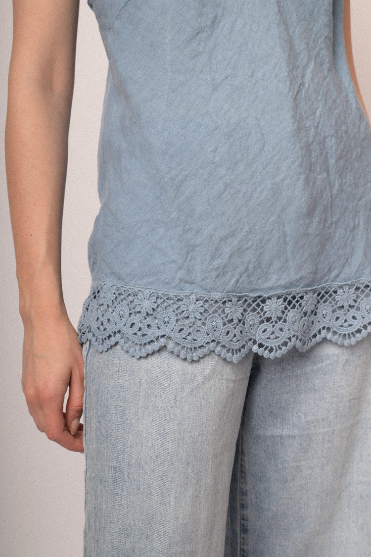 Top in lino azzurro con profili in pizzo